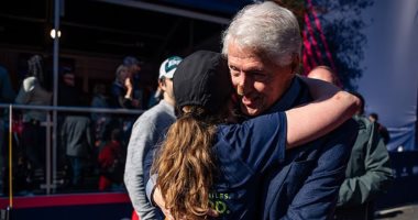 بيل كلينتون يثير القلق بشأن صحته بسبب ضمادة على وجهه فى ظهور نادر له