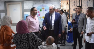 محافظ الغربية للمرضى بعيادة التأمين الصحى: حقكم علينا خدمة طبية تليق بكم