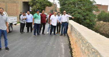 محافظ أسيوط يتفقد طريق درنكة – محور الهضبة بعد رصف 3 كيلو مترات جديدة