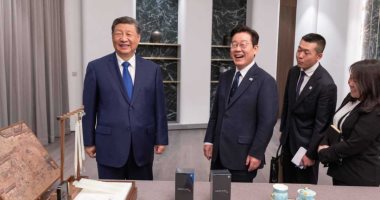 احذر من التجسس.. رئيس الصين يمازح نظيره الكورى الجنوبى بعد إهدائه هاتفين ذكيين