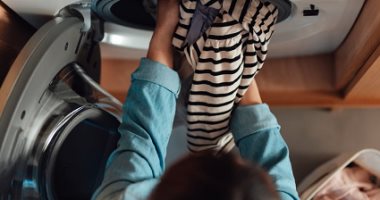 6 أخطاء في الغسيل تغير لون الملابس وتتلفها.. التقسيم مش بالألوان بس