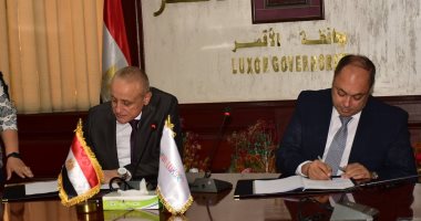 محافظ الأقصر ورئيس تنمية الصعيد يوقعان عقود إنشاء مشروع مجمع لتصنيع الطماطم