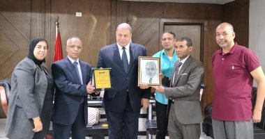 مدرسة نجع الجزيرة بقنا تحصل على جائزة التميز المؤسسى