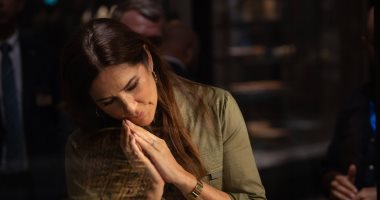 الديوان الملكى الدنماركى ينشر فوتوسيشن الملكة أمام الأهرامات والمتحف المصرى