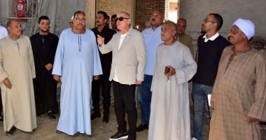 محافظ الأقصر يتفقد أعمال إعادة بناء المسجد العمري العتيق بقرية الأقالتة