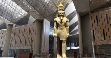 أعظم ملوك مصر القديمة.. تمثال رمسيس يرحب بالزوار فى بهو المتحف الكبير.. فيديو