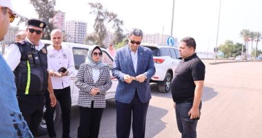 محافظ دمياط يضبط سيارة تسير عكس الاتجاه ويؤكد: لا تهاون مع المخالفين