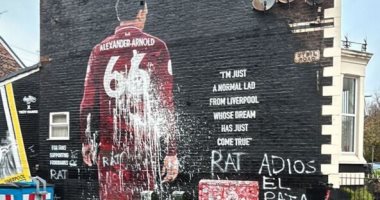 وداعا أيها الفأر.. استقبال عدائى لـ أرنولد فى ليفربول قبل لقاء الريدز مع الريال