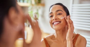 روتين العناية بالبشرة قبل النوم فى 10 دقائق.. استعيدى إشراقتك الصباحية