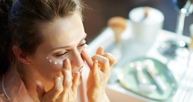 وصفات طبيعية للتخلص من تجاعيد العين بخطوات بسيطة