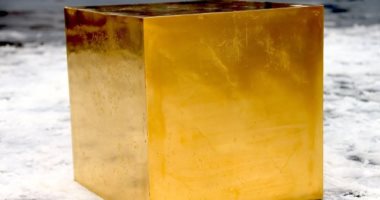 بعد إفلاس صاحبه.. عرض مكعب من الذهب يزن 186 كيلو للبيع