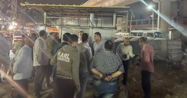 جولة ليلية مفاجئة لمحافظ الجيزة تكشف قصورا بمستوى النظافة.. المحافظ يجازى نائبى رئيس حى الوراق وهيئة النظافة لتقصيرهما فى أداء العمل.. ويكلف بشن حملة مكبرة لرفع كفاءة الشوارع وتحسين المظهر العام