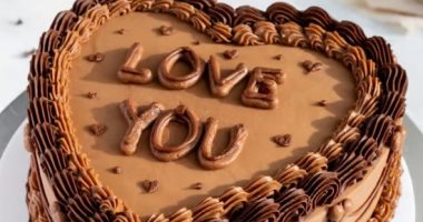 طريقة عمل كيكة شوكولاتة على شكل قلب.. أحلى مفاجأة فى عيد الحب