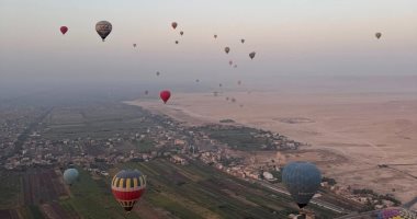 سماء الأقصر تشهد عودة تحليق البالون بـ1630 سائحا على متن 60 رحلة بالبر الغربى.. صور