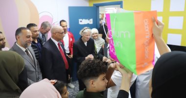 السفير الألمانى يتفقد مستشفى العريش ويقدم هدايا للأطفال الفلسطينيين