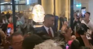 إقبال جماهيرى غير مسبوق على القناع الذهبى بالمتحف المصرى الكبير.. فيديو