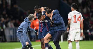 إصابة قاسية تُخرج حكيمي بالدموع من قمة بي إس جي ضد البايرن.. فيديو