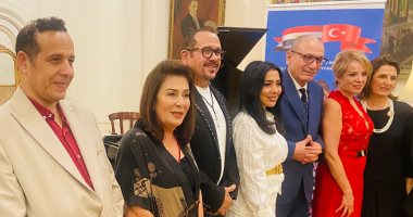 يسرا وسميرة سعيد وهشام عباس وحفيد الخديوى عباس فى احتفالية بمقر إقامة السفير التركى بالقاهرة