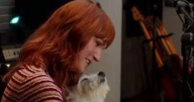 كلب يستمع بعشق لبيانو صاحبته ويكتسب شهرة عالمية