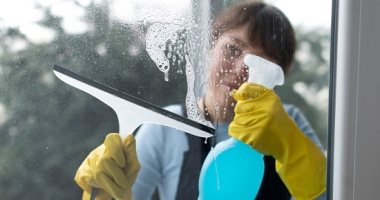 6 خطوات لتلميع الزجاج بدون بصمات أصابع أو بقع.. خليه ينور