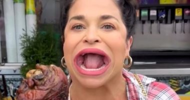 صاحبة ثانى أكبر فم فى العالم تلتهم فطيرة فى قضمة واحدة