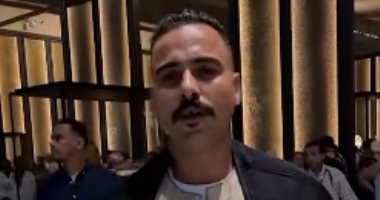 بالجلابية والعباية.. شاب من البحيرة يلفت أنظار زوار المتحف المصرى الكبير