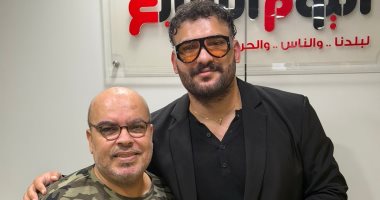 مؤدى المهرجانات الشعبية مسلم يوجه رسالة لنقيب المهن الموسيقية عبر تليفزيون اليوم السابع: أحترم مصطفى كامل وعايزه يخلص الأزمة.. جاتلى جلطة فى القلب ومحتاج النقيب يحتضنى.. وعندى فرقة من 40 شخصا وقف حالهم.. فيديو