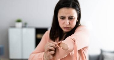 تفسير حلم ارتداء ملابس مقطعة.. سوء فهم أو تغييرات إيجابية