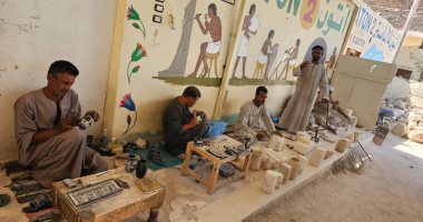 هدايا السياح أشكال وألوان....صناعة المجسمات الفرعونية تبهر زوار الأقصر