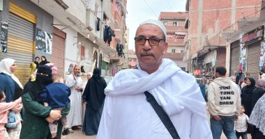 فرحتهم فى السماء.. انطلاق أفواج رحلات العمرة من الشرقية بالطبل والمزمار