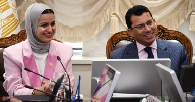 وزير الرياضة يلتقى وزيرة شؤون الشباب بدولة البحرين