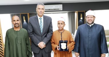 محافظ أسوان يكرم الطالب زياد خميس لفوزه بالمركز الأول فى مسابقة القرآن