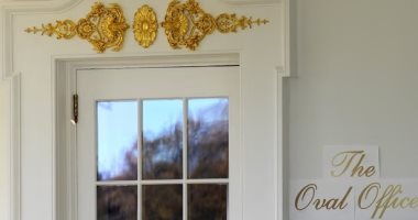 لافتة المكتب البيضاوى الذهبية.. أحدث لمسات ترامب بالبيت الأبيض