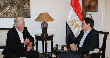 وزير الثقافة يلتقى حسين فهمى لبحث ترتيبات مهرجان القاهرة السينمائى