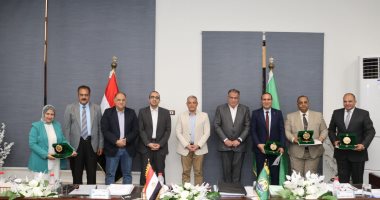 محافظ الإسماعيلية يكرم قيادات تنفيذية لترقيتهم ورئيسى تلفيزيون وإذاعة القنال