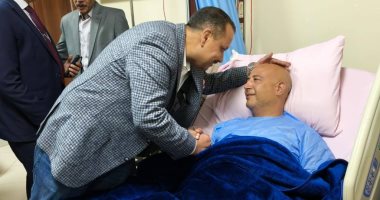 نقيب المرافق يزور محصل فى المستشفى بعد الاعتداء عليه بالضرب أثناء عمله