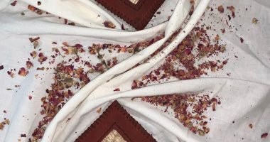كيف استفادت سيدات قنا من مشروع ألياف الموز.. يحولن جذوع الأشجار إلى منتجات يدوية وسماد عضوى.. مديرة المشروع: نعيد تدويرها بدلا من حرقها ونصنع أشكالا يدوية تباع بالسوق المحلى والخارجى.. صور