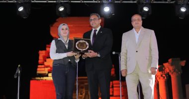 المحافظ يكرم رموز الفن والثقافة ضمن فعاليات مهرجان قنا للفنون والحرف التراثية