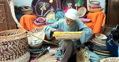 رحلة إبداع عبر الأجيال.. أسرة من الوادي الجديد تبدع آلاف التحف من عرجون النخيل