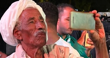 مسن يوثق بموبايل أغنية لفاطمة عيد بمهرجان قنا للفنون والتراث