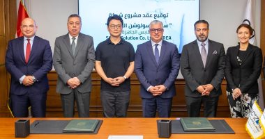 رئيس اقتصادية قناة السويس يوقّع عقد "ساميل سولوشن" لصناعة الملابس الجاهزة
