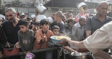 من حرب الإبادة إلى حرب الجوع..طوابير وزحام على تكية توزيع الطعام فى مخيم النصيرات 