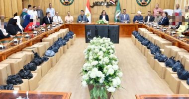 محافظ المنوفية يسلم مساعدات مالية وعينية  لـ 73 حالة إنسانية 