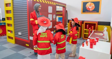 أطفال معرض الشارقة يحولون لوحات تاريخية إلى فن حديث ويكتشفون المهن