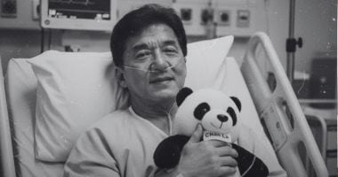 هل توفي جاكي شان فعلًا؟.. حقيقة صورته المنتشرة وهو مريض