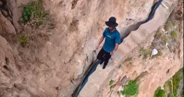 مغامر يثير الجدل بنزوله من قمة جبل فى عُمان فى مشهد يحبس الأنفاس.. فيديو