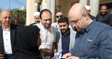 سيدة تستوقف محافظ بنى سويف وتطلب نظارة طبية والمحافظ يرد: فورا نعمل النظارة