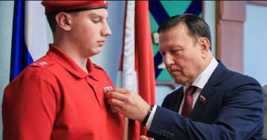 تلميذ ينقذ 5 نساء من دب ويحصل على ميدالية الشجاعة في روسيا.. صور