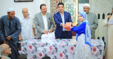 نائب محافظ سوهاج يكرم حفظة القرآن الكريم بمسجد الشبان