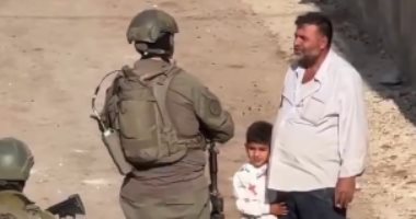 فيديو.. جنود صهاينة يرهبون طفلا فلسطينيا بصحبة والده.. القصة الكاملة